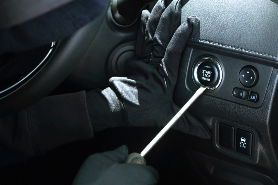 Beim Kurzschließen des Autos schlief der zugedröhnte 39-Jährige ein. (Symbolbild)