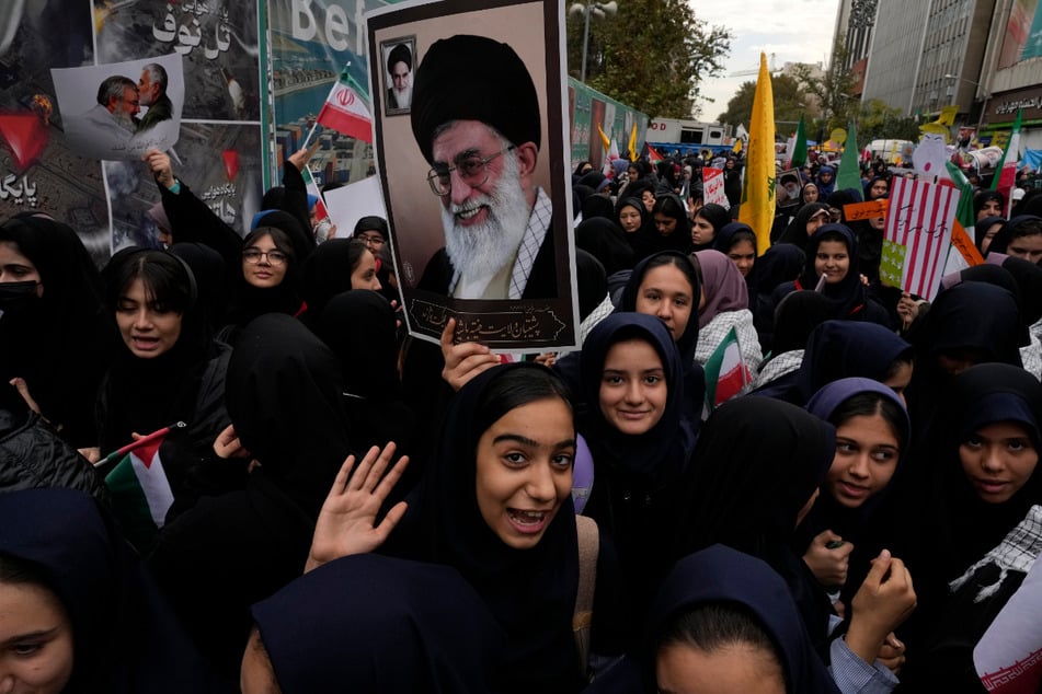 Studentinnen halten während einer Kundgebung in Teheran ein Plakat des iranischen Obersten Führers Chamenei in der Hand.