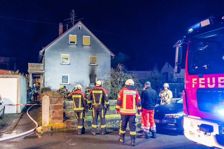 Ein Feuerwehr-Trupp brachte den Mann aus dem brennenden Gebäude. Doch jede Hilfe kam für ihn zu spät.