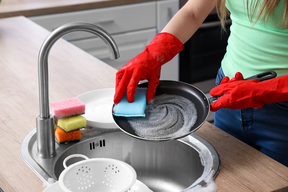 Spülmittel und heißem Wasser reichen oft aus, um eine beschichtete Pfanne zu reinigen.