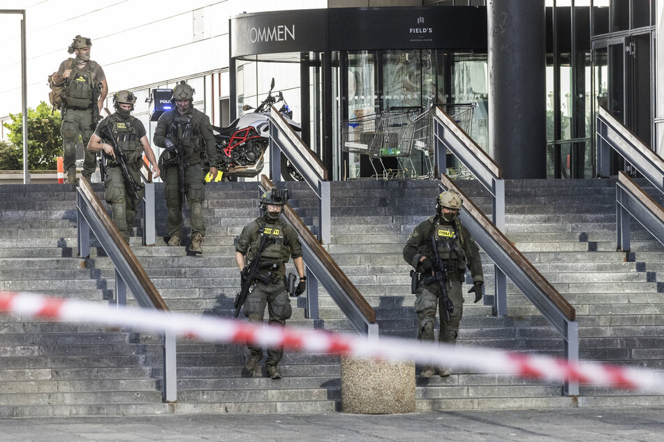 Die Polizei steht vor dem Einkaufszentrum "Field's" in Kopenhagen, nachdem ein bewaffneter Mann dort am Sonntag drei Menschen tötete und weitere verletzte.