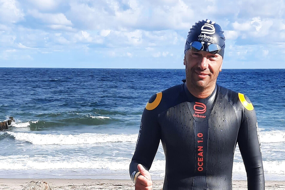 Weltrekordversuch: Triathlet schwimmt 45 Kilometer durch die Ostsee!