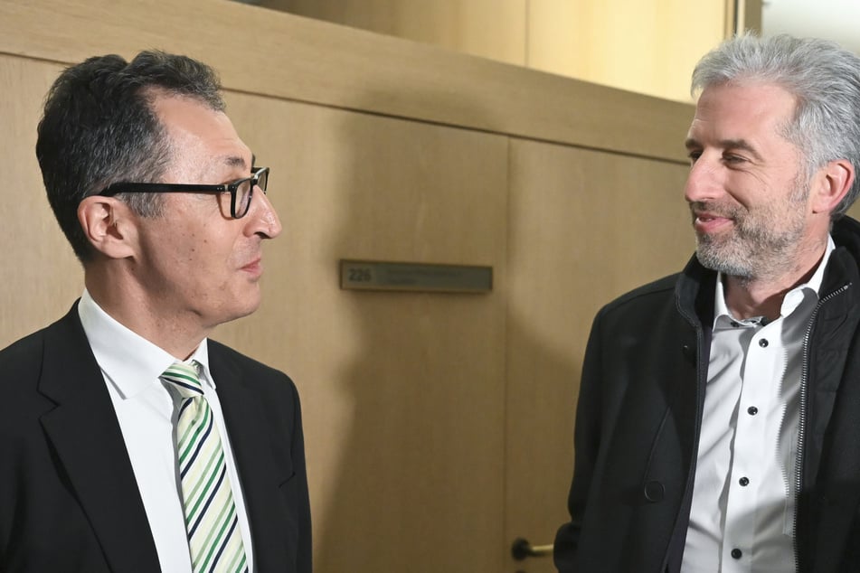 Boris Palmer (54, Grüne, rechts) schlüpft in die Rolle eines Beraters der schwarz-grünen Landesregierung um Cem Özdemir (60).