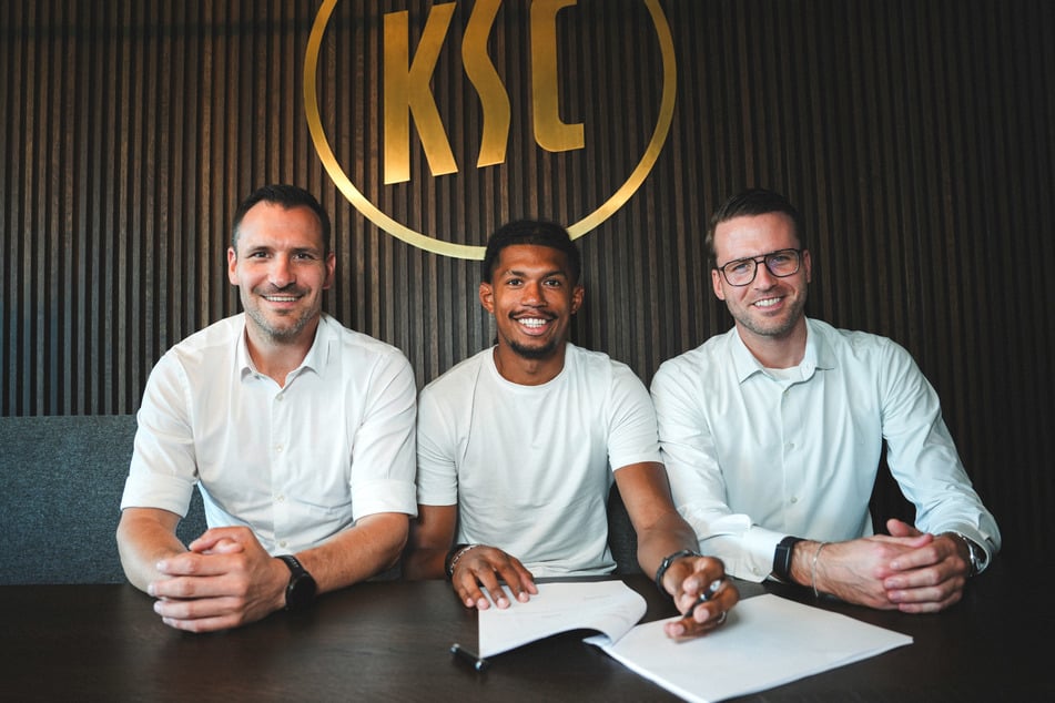 Geschäftsführer Sport Mario Eggimann (45), Neuzugang Sandro Tremoulet (26) und Direktor Profifußball Timon Pauls bei der Vertragsunterschrift (34, v. l. n. r.).