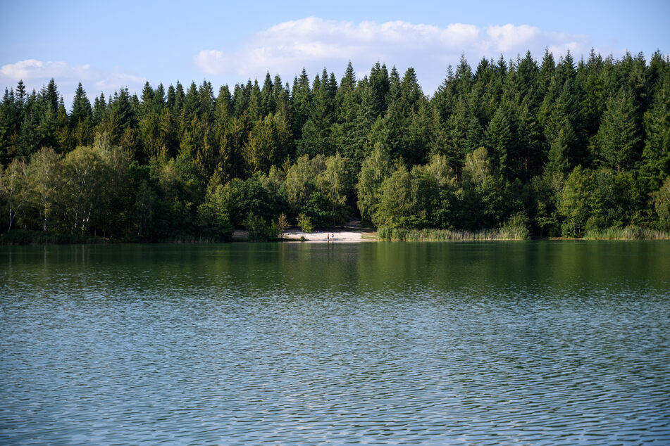 Die Polizei fand die Leiche des Mädchens unter Wasser. (Symbolbild)