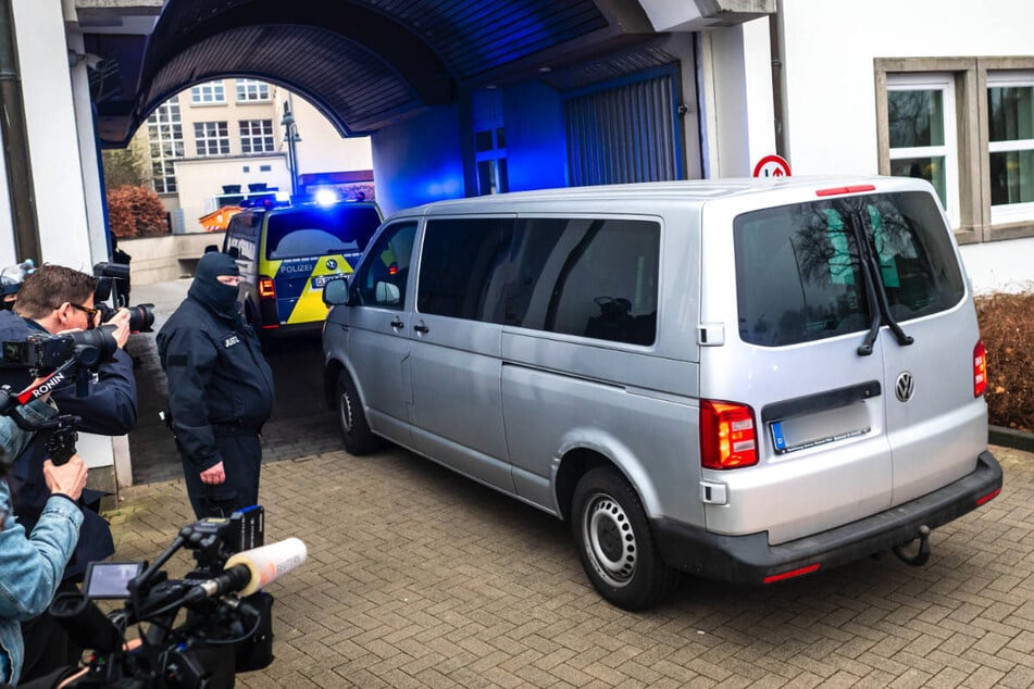 Daniela Klette ist unter schwerer Bewachung in einem silbernen Transporter ins Gericht gefahren worden.