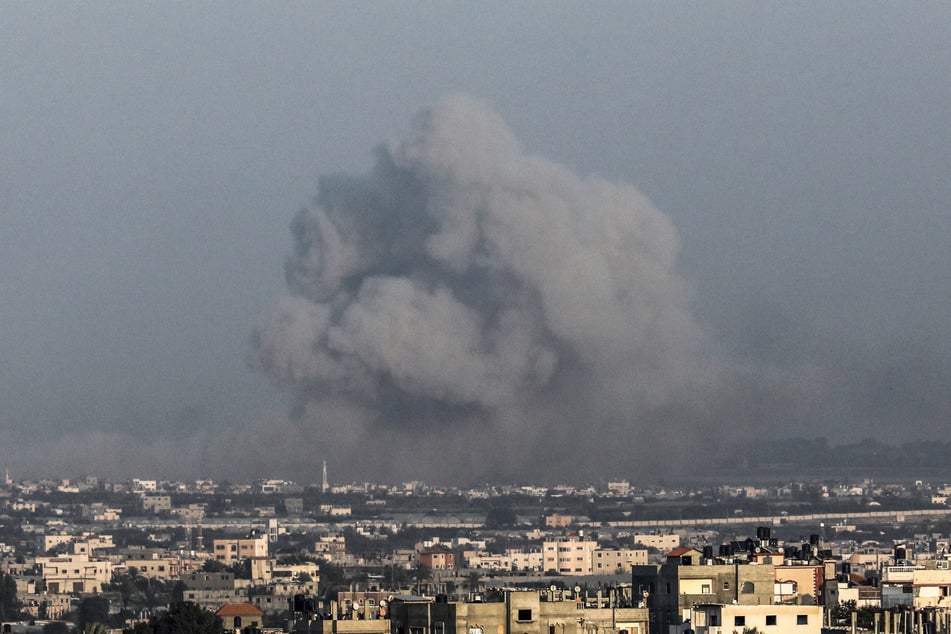 Nach einem israelischen Luftangriff steigt Rauch über Gebäuden in Chan Junis auf.