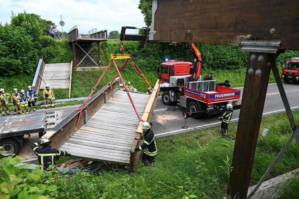 Die Fußgängerbrücke zerbrach nach dem Unfall in mehrere Teile.