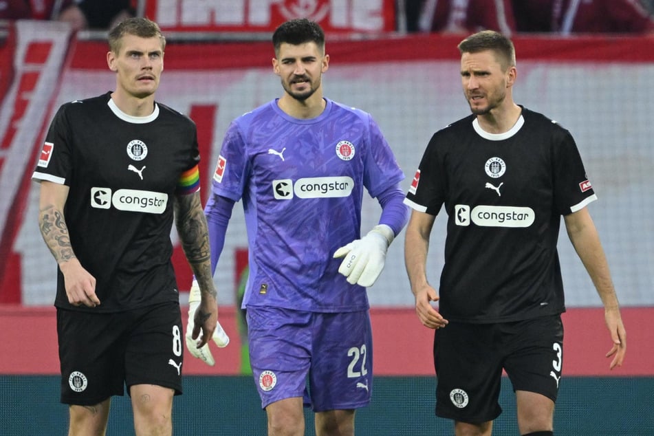 Führungsspieler wie Eric Smith (28, l), Nikola Vasilj (29, M) oder Karol Mets (32) müssen nun vorangehen und zeigen, wie es geht.