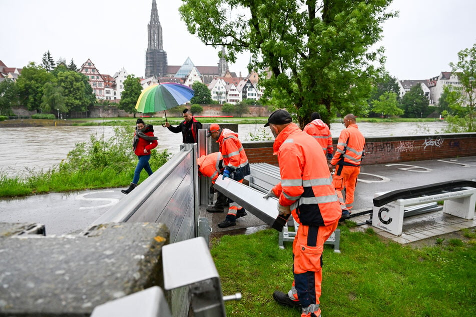 In Neu-Ulm werden die ersten mobilen Schutzwände aufgebaut.