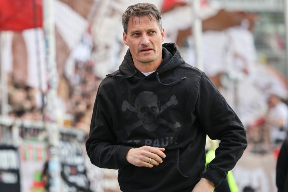 St.-Pauli-Coach Alexander Blessin (52) will mit seiner Mannschaft der Favoritenrolle im DFB-Pokal-Duell mit Eintracht Norderstedt gerecht werden. (Archivfoto)