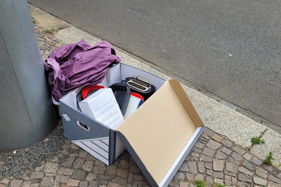 Überall in Leipzig finden sich die Verschenke-Kisten - ob das noch jemand haben will, wenn es geregnet hat?