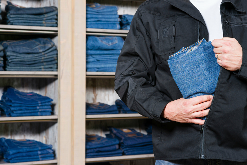 Halbnackter Dieb will Jeans in seiner Unterhose verstecken, dann bemerkt er sein Problem