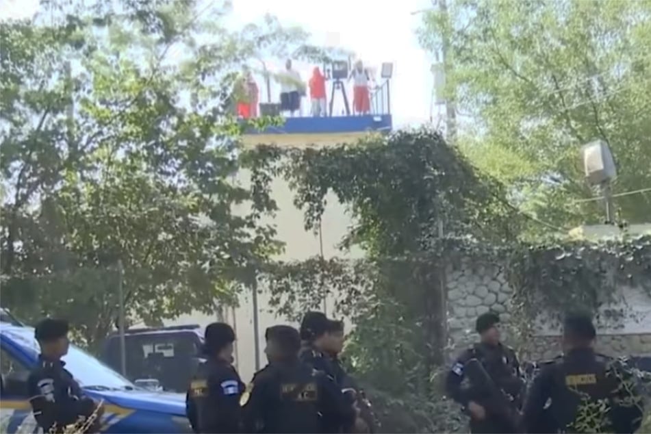 Während sich rund 40 Geiseln in dem Gefängnis aufhielten, versammelten sich zahlreiche Polizisten vor der Anlage.