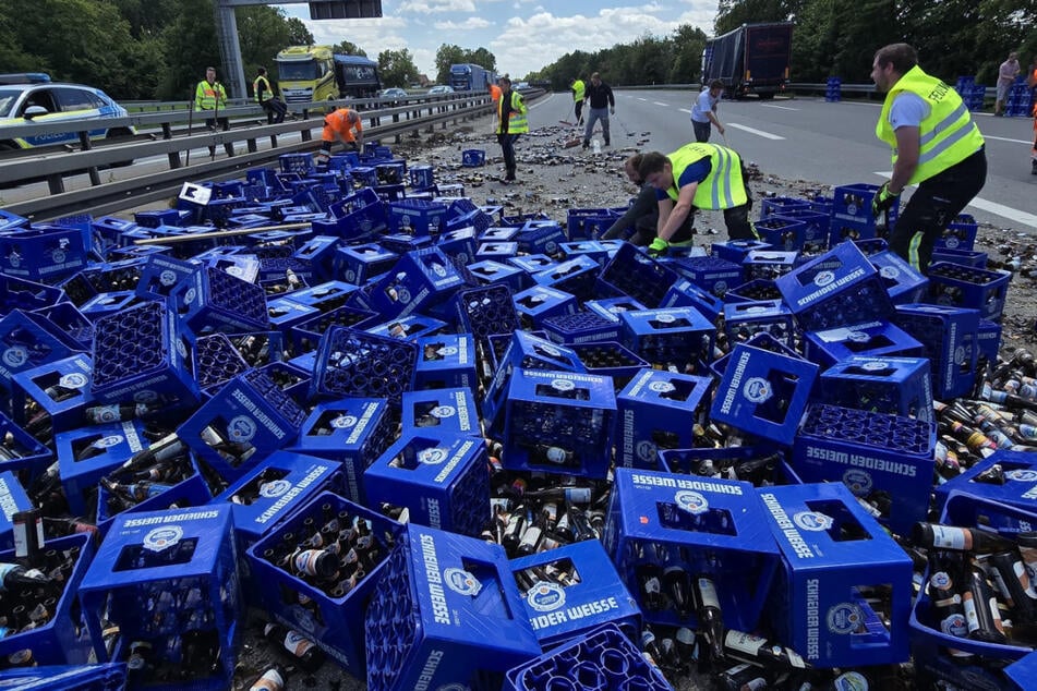 Hopfen und Malz verloren: Hier verteilen sich hunderte Liter Bier über die Autobahn