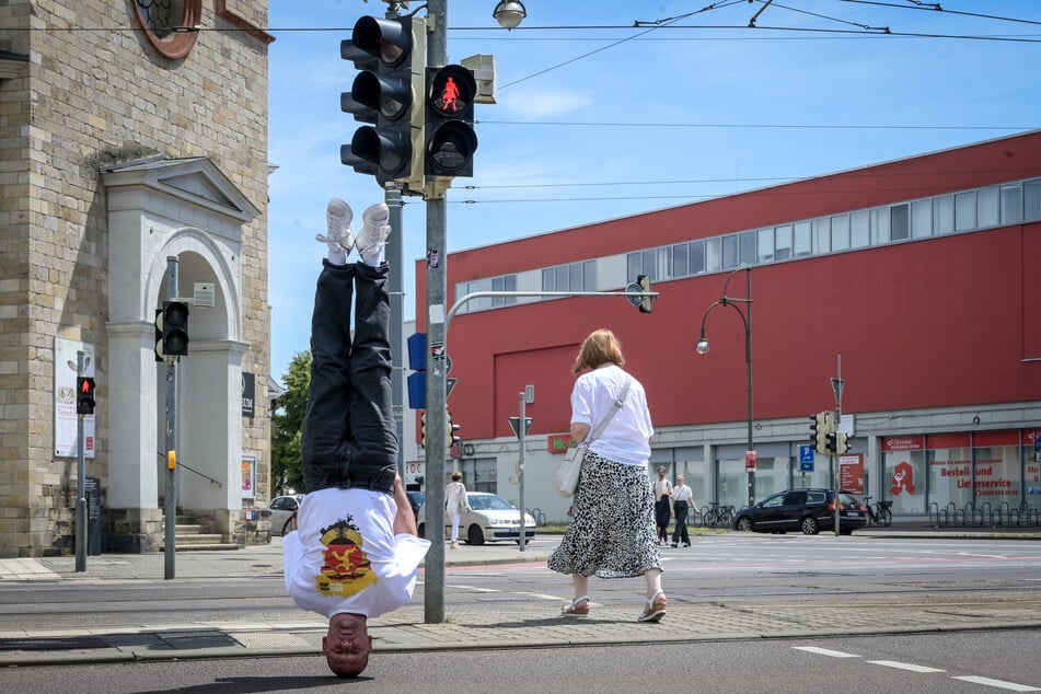 Heiko Hahnewald, Profi-Breakdancer, posierte vor der neuen Ampel.