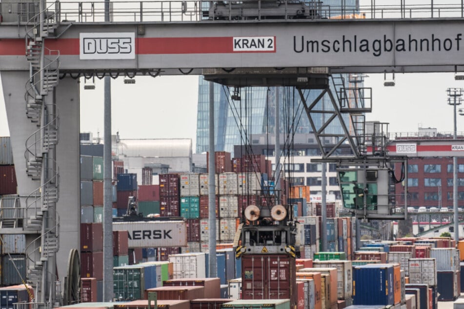 Container werden im Schatten der Zentrale der Europäischen Zentralbank (EZB, im Hintergrund) am Containerbahnhof Frankfurt-Ost verladen.