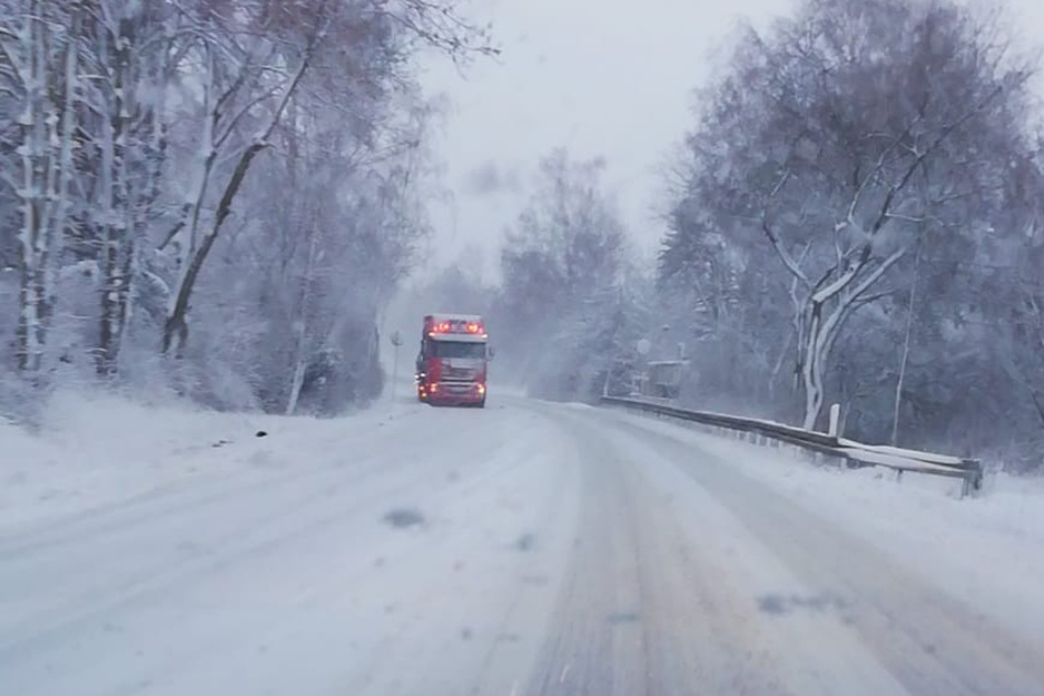 Auch im Landkreis Leipzig kam es durch den Schnee zu Problemen im Straßenverkehr.