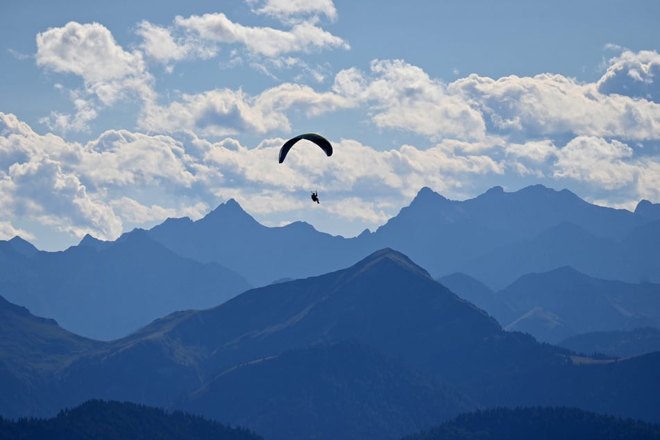 Der Gleitschirmflieger fiel zehn Meter in die Tiefe. (Symbolfoto)