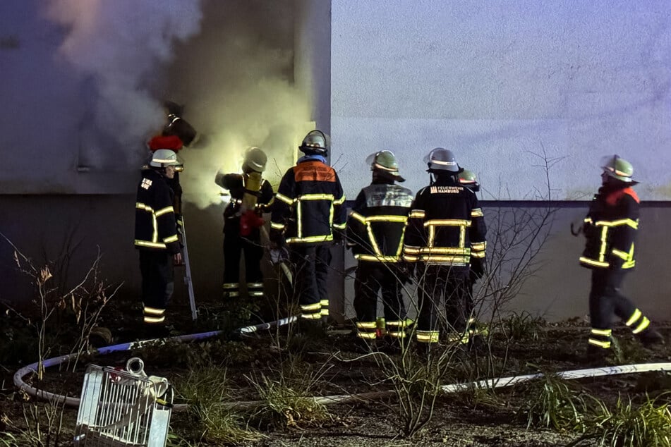 Feuerwehrleute gingen in das stark verqualmte Gebäude.