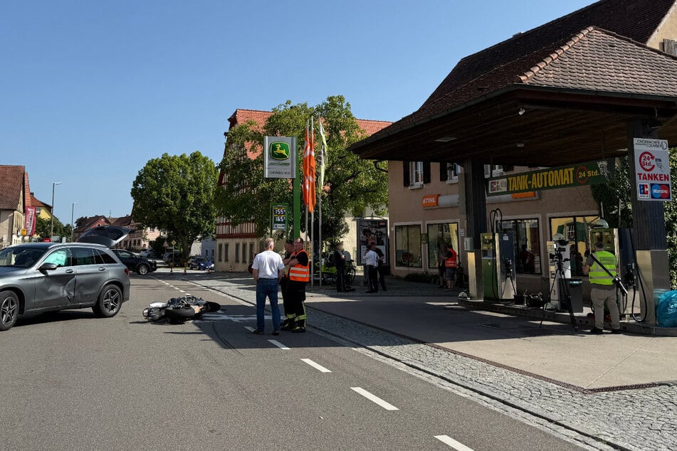 Ein Autofahrer hat am Freitag beim Ausfahren aus einer Tankstelle einen Motorradfahrer übersehen. Der Biker wurde lebensgefährlich verletzt.