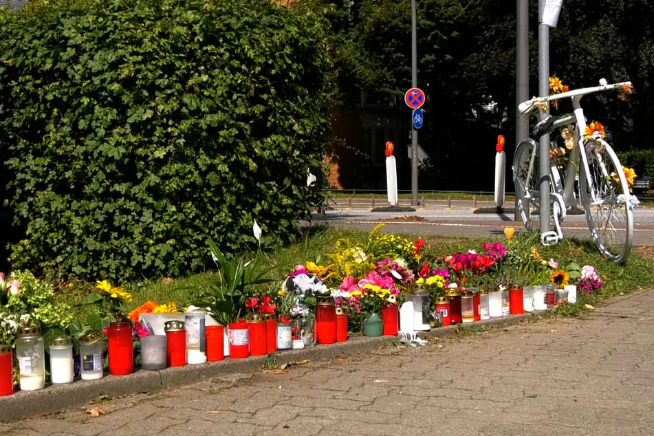 An der Stelle des tödlichen Unfalls wurden Kerzen aufgestellt, Blumen niedergelegt und ein Geisterrad installiert.