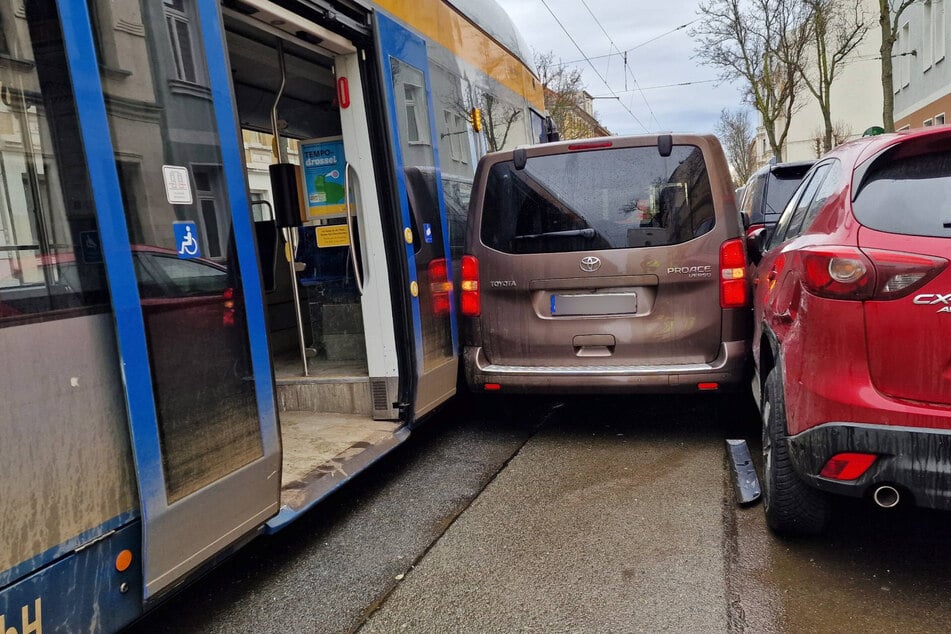 Der Toyota wurde zwischen der Tram und zwei geparkten Autos eingeklemmt.