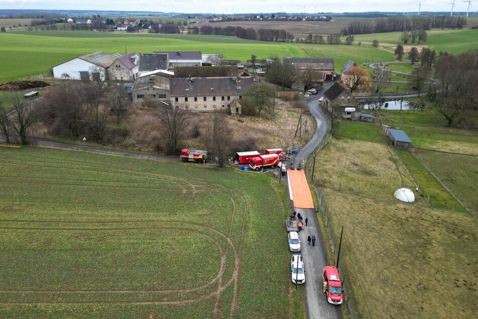 Veterinäramt und Feuerwehr rückten am Samstag am Hof im Grimmaer Ortsteil Köllmichen an.