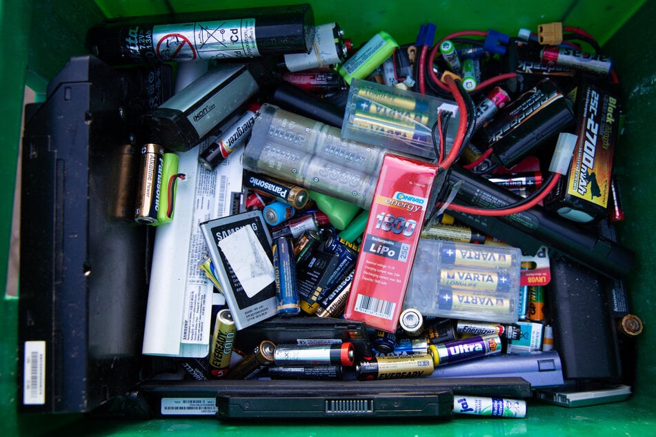 Alte Batterien dürfen nicht im Hausmüll entsorgt werden, weil es zu Bränden kommen kann. (Symbolfoto)