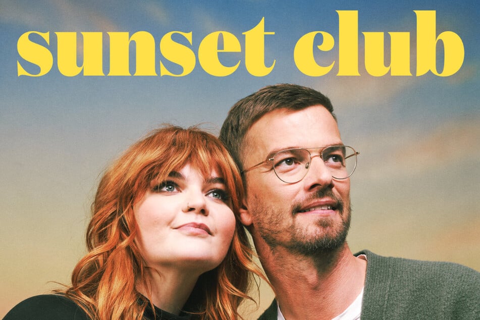 Sophie Passmann (29, l.) und Joko Winterscheidt (44) erzählen sich im Podcast "Sunset Club" gegenseitig Anekdoten und Meinungen zu aktuellen Geschehnissen.