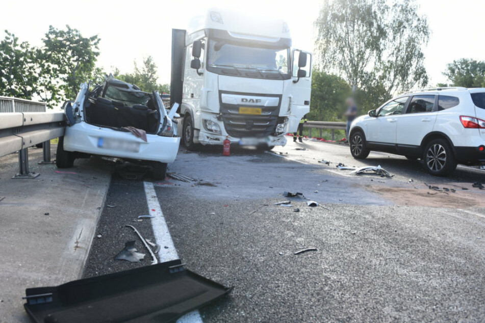 Der 19-jährige Fahrer eines Renault Clio krachte auf der B169 mit zwei Lkw zusammen.