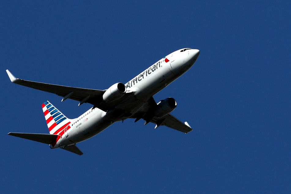 Eine Boeing 737 der Fluggesellschaft "American Airlines" ist im Landeanflug auf den internationalen Flughafen O'Hare in Chicago.