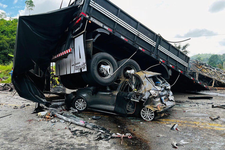 Ein Truck landete nach dem Unglück in Teofilo Otoni auf einem Auto.