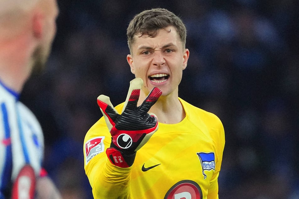 Tjark Ernst (22) zeigt es an: Das dritte Hertha-Trikot kommt in dieser Spielzeit in Gelb daher - der Keeper muss dann aber auf eine andere Farbe ausweichen. (Archivfoto)