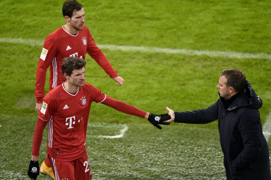 Thomas Müller und Coach Hansi Flick klatschen ab.