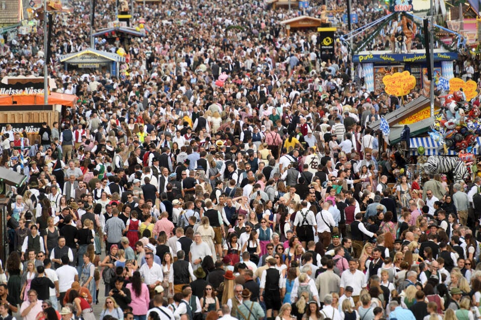 Wolkenlos und angenehm: Die Besucher und die Wiesn-Schausteller dürfte es freuen.