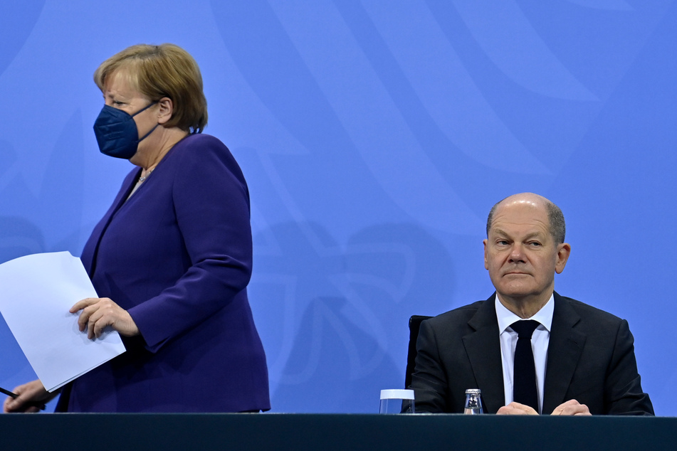 Olaf Scholz (63, SPD) und Angela Merkel (67, CDU) auf der gemeinsamen Pressekonferenz nach dem Bund-Länder-Treffen.
