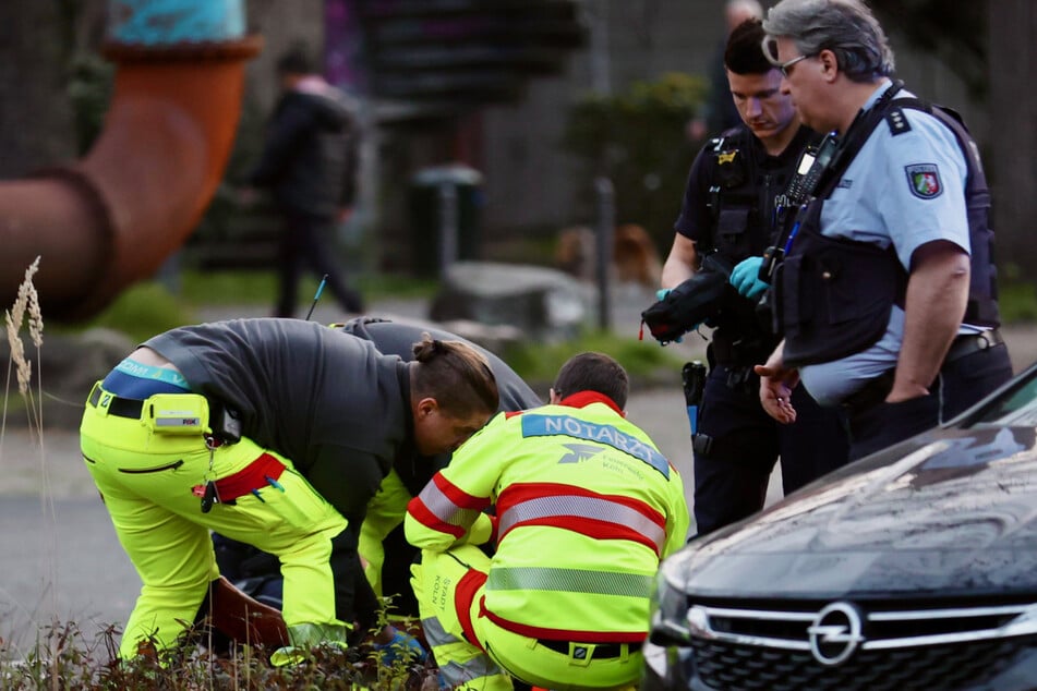 Die Rettungskräfte versorgten den verletzten Mann.