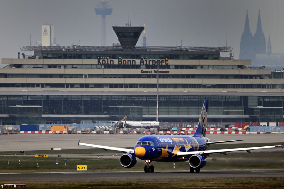 Der Flughafen Köln/Bonn will die Sicherheitskontrollen in Eigenregie durchführen, um Zeit zu sparen.