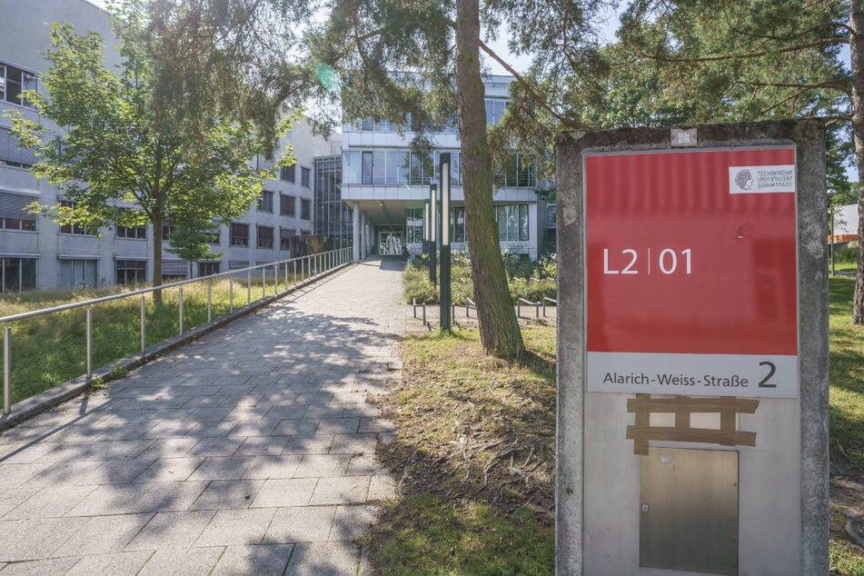 In diesem Gebäude auf dem Campus Lichtwiese der TU Darmstadt hatte die 33-Jährige in zwei Teeküchen Lebensmittel vergiftet.