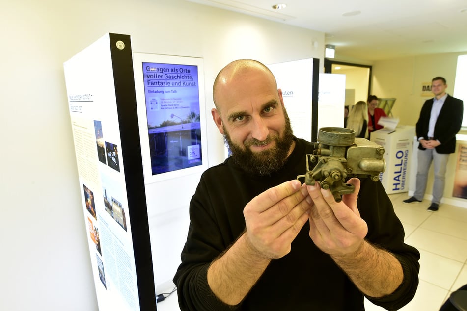 Ost-Chronist Marin Maleschka (43) zeigt einen Trabi-Vergaser – ein Fund aus einer Chemnitzer Garage.