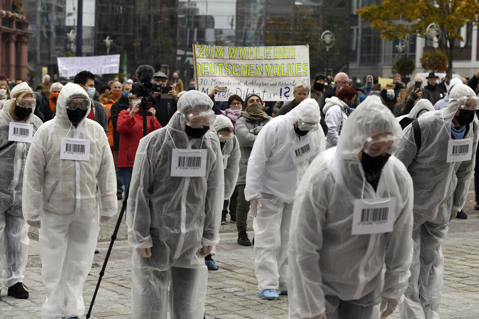 Sogenannte "neue Hygiene-Bürger" führen eine Demonstration der Anhänger der "Querdenken-231"- Organisation in der Dortmunder Innenstadt gegen die Coronaschutz-Massnahmen an.