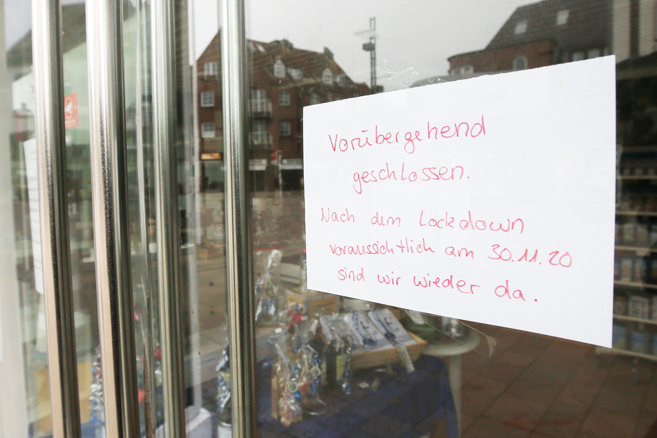 Ein Unternehmer macht mit einem Zettel auf die Lockdown-bedingte Schließung aufmerksam (Symbolbild).