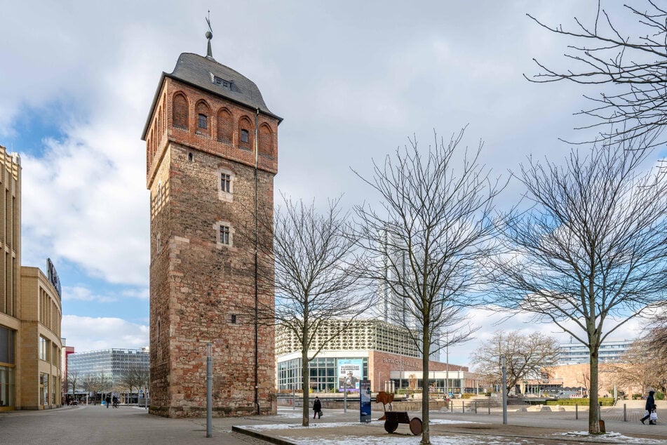 Eine Tour zum Weltgästeführertag geht am Samstag vom Roten Turm zum Schauspielhaus.