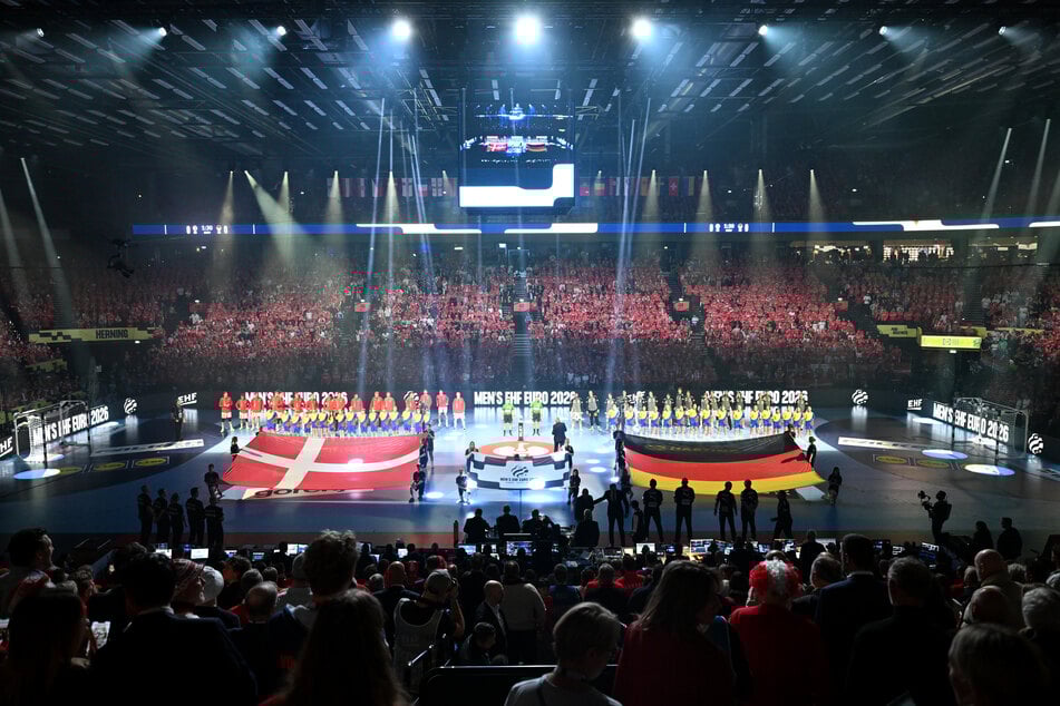 Beide Mannschaften stehen für die Nationalhymne vor dem Finale in der Jyske Bank Boxen.