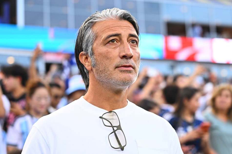 Noah Okafor möchte von Nationaltrainer Murat Yakin (51, hier im Bild) keine "Sonderbehandlung", nur gegenseitigen Respekt und Vertrauen, doch "das sehe ich für die kommenden Jahre nicht", schreibt der Angreifer.