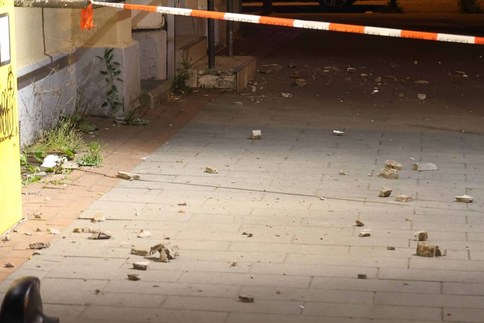 Hamburg: Fassadenteile stürzen auf Straße: Bewohner müssen Wohnungen verlassen