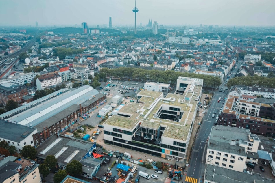 Seit Jahren wird am Helios-Schulneubau in Köln-Ehrenfeld gebaut. Immer wieder sorgten Umbrüche und Probleme für Verzögerungen.