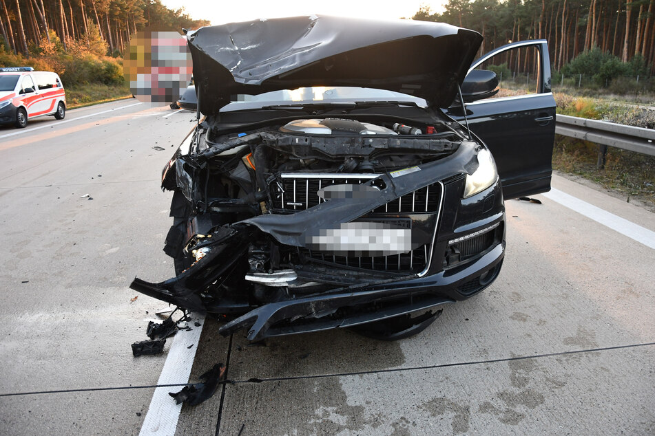 Der Audi ist nach einem Crash am Stauende auf der A9 wohl schrottreif.