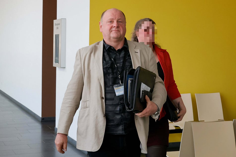 Stadtrat Bernd Arnold (59, Pro Chemnitz) auf dem Weg in den Verhandlungssaal.